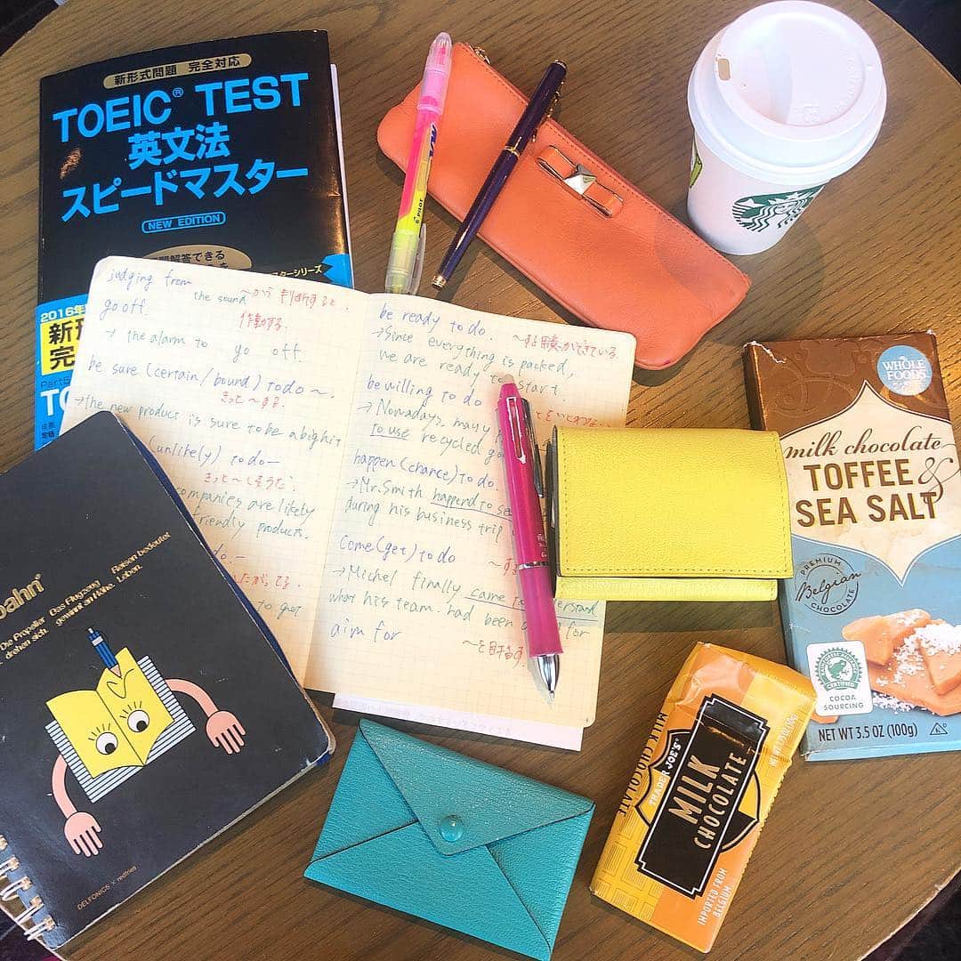 のインスタグラム：「来週のtoeicに向けて✏️ 右下のチョコたちは友達からのハワイとNY土産🇺🇸🗽 勉強を言い訳に食べちゃうよね🤪 受ける方々がんばりましょう🔥 * #toeic勉強 #toeic #英語の勉強  #リーディングのスコアが低すぎ問題  #がんばりましょ  #larcobaleno #newin」