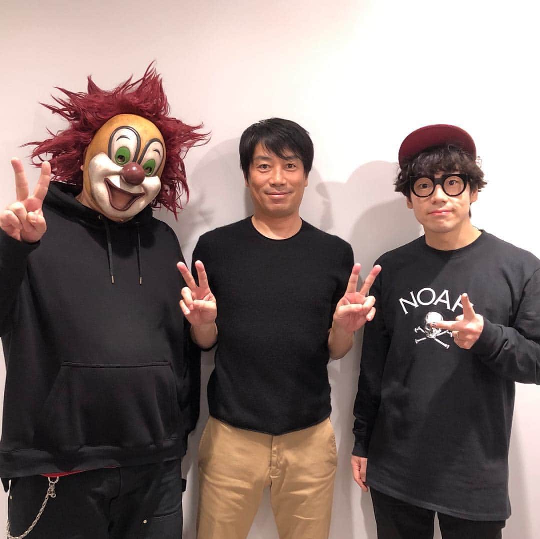 中西哲生のインスタグラム：「． ． 数年前、SEKAI NO OWARIの「RPG」の歌詞のこの部分↓が好きだと、自分のラジオ番組で話しました。  方法という悪魔に惑わされないで 目的という大事なものを思い出して  世間という悪魔に惑わされないで 自分だけが決めた答えを思い出して  その瞬間にたまたまラジオを聴いていた、nakajinさんからtweetを頂きました。それ以来お会いする機会もなかったんですが、今日やっとお会いし、DJ LOVEさんにもお会いし、挨拶することができました。しかもお会いしたのも、銀座ソニーパークで打ち合わせをしていたからという偶然。この偶然という必然に感謝です。  方法という悪魔に取り憑かれないで 目的という大事なものを思い出して  世間という悪魔に惑わされないで 自分だけが決めた答えを思い出して  もう一度このコトバを深く胸に刻んで 毎日を生きていきます。  約4年ぶりとなるアルバム「Eye」「Lip」 明日2/27(水)に2枚同時リリースです。  nakajinさん DJ LOVEさん ありがとうございました。  #SEKAINOOWARI #nakajin #DJLOVE #セカオワ #銀座ソニーパーク #gs89 #TOKYOFM #中西哲生 #chronos」