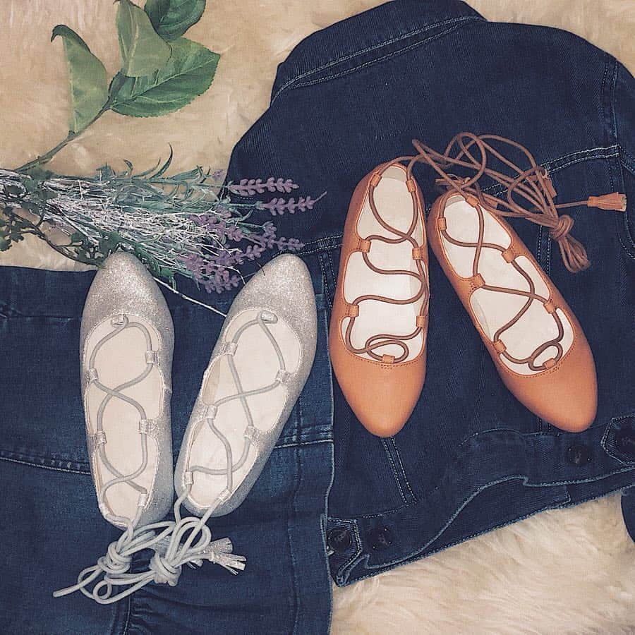 SweetRoom1ST. officialのインスタグラム：「お台場店 . ❤︎アウトレット商品入荷❤︎ 👠レースアップシューズ ¥14,000+tax→¥4,200+tax（70%off）  size:18〜23cm color:シルバー・キャメル 📌店内一部商品を除き 30〜70%offにて販売しております。 現金書留でのご注文も承ります。 お気軽にお問い合わせ下さい♪ . . #sweetroom #SweetRoom1ST #kidsfashion #kidswear #shoes #raceupshoes #vintagefashion  #kids_japan #kidsmodel #japan #instagood #时尚 #ベビー服 #子供服 #キッズファッション #あしもと倶楽部 #お台場ヴィーナスフォート #ファッション」