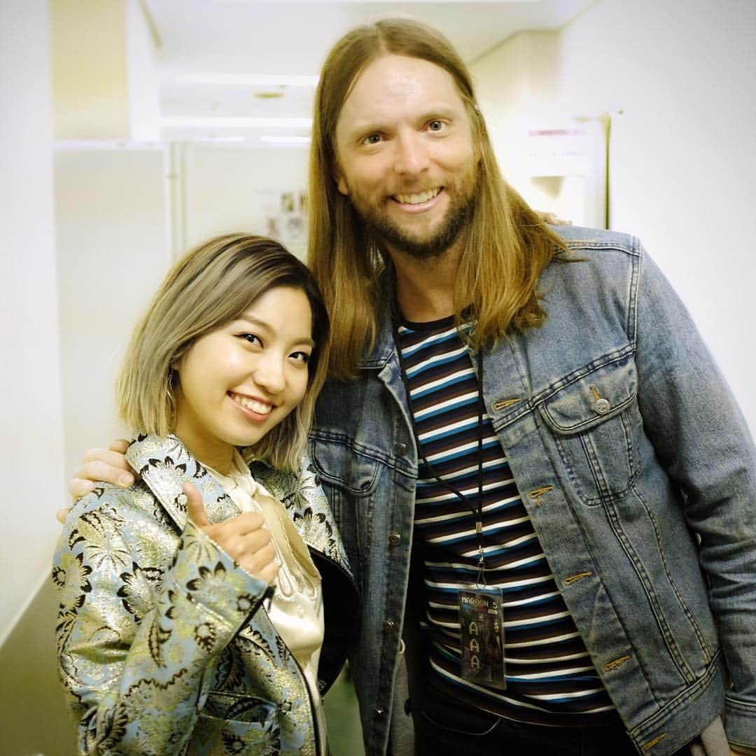 Rihwaさんのインスタグラム写真 - (RihwaInstagram)「Maroon5 for the first time!!!!!!!! Their real music soul made me scream and dance like crazy. It was out of control. I moved as my body wants to move.  I felt like it was a dream. A dream it felts like it was a second. A dream I didn't want to wake up. I just want to share with y'all that James was telling me it was their best Japanese show ever!!!!! . It was super great to see James again in Japan this time! We've met in LA last year. @kttunstall introduced Jimmy V to me and we wrote a song "Sun Comes Up" together. It's in my latest album called "WILD INSIDE". Please listen to it if you haven't heard yet. It's on Spotify.🌞 . Maroon5が今もこれからも時代をリードしていることを、彼らの昔の曲から、今の曲から、、いや！というよりその曲たちの骨組みにあるメロディの変わらない&色褪せない'らしさ'から感じた！！！自分の曲たちへの、全身全霊のアプローチを観て感じたの！！！！ 今まで観たどんなショーとも違った。すっごく輝いていた。キラキラしてた！叫ばずには居られなかった。胸が、すごく、熱い。 Adamの唄にも本当に感動したなぁ。声ってすごく記憶に残ってるじゃない？だから生で聴いたAdamの声がずっと頭から離れないの。絶対に忘れたくない。 ライブ中に伝わってきた、尊敬するアーティストへの多大なる敬意がライブの至る所に散りばめられていたし、木も、花も、家も、人も、 幹や根っこ、骨組み、信念がしっかりしていれば、どんなに風が吹いたって、派手な装飾をしたって、どーんとしていられるんだなって学んだ。 もっと、もっと強く夢を持つよ、私！！！！ キラキラしたこの気持ちを力にする！！！！ ありがとうMaroon5！！！！！ ありがとう！！！！！！ #Rihwa #friends #respect #love #peace #music #JamesValentine @jamesbvalentine @maroon5 #maroon5 #Tokyo #Japan #live #liveconcert #liveshow #music #dance #dream #amazing」2月26日 16時26分 - rihwa_official