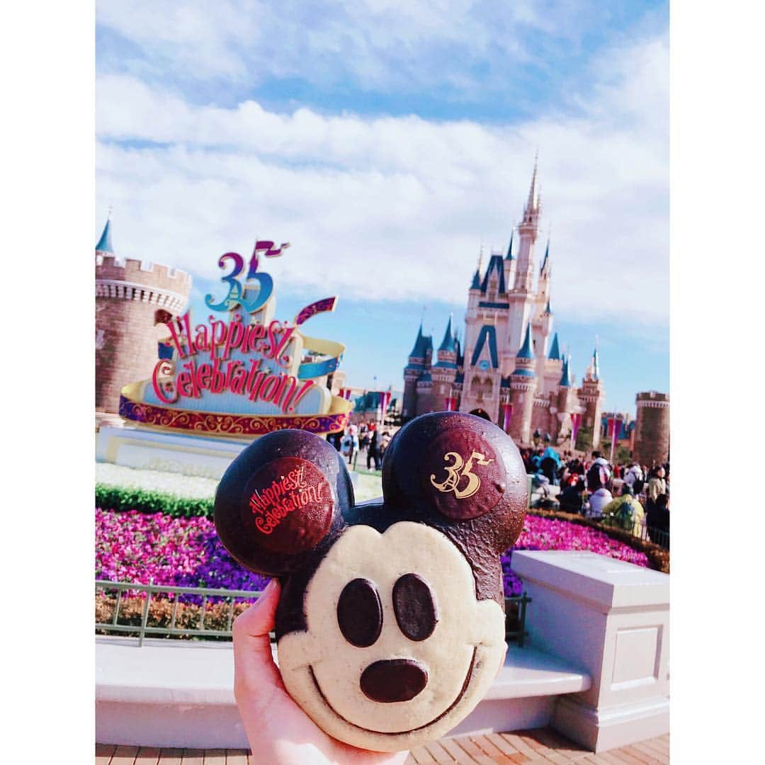 渡辺未優のインスタグラム：「. なかなか行けずやっと！ ディズニー35周年🏰✨ Happiest Celebration GRAND FINALE 🥳 . 2月生まれのふたりの 誕生日デートになりました♡ . . #TDL #disneyland #2月生まれ #岩手県民 #いとこ .」