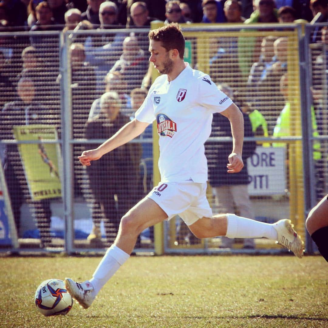 ジャニス・キャバニャのインスタグラム：「‘’ Non ho sentito la campana... Un altro round! ‘’ 🇱🇻⚽️ #regia  #football  #proviamoci  #10」
