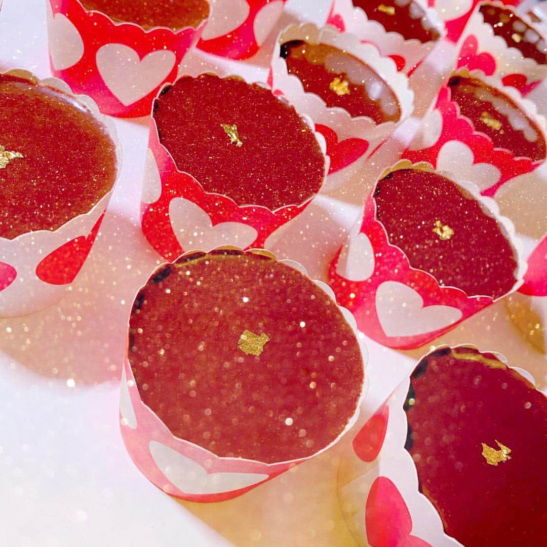 のインスタグラム：「. . . ことしは おとな わたしは おとな . . #キラキラ #手作り #手作りバレンタイン #ちょこれーと #ちょこ #チョコレート #チョコ #love #クッキングラム #sweet #sweets #お菓子作り #カップケーキ #カップケーキデコ #生チョコ #cookingram #手作りお菓子」