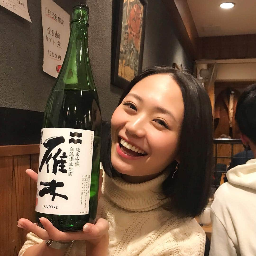 緑川静香さんのインスタグラム写真 - (緑川静香Instagram)「【しーたん日本酒録】  八百新酒造@山口 雁木 純米吟醸 無濾過生原酒  うまみとスッキリさの共存酒。  花粉が辛いよ〜なんなんだよーって言いながら旬の焼き魚を食べながら飲んでたら花粉どこ行った説。  #しーたん日本酒録 #日本酒 #日本酒女子 #唎酒師 #八百新酒造 #山口 #雁木 #純米吟醸 #無濾過生原酒 #sake #japanesesake #sakemaster #sakestagram #sakebottle  #ちょっとラベルがズレてすいません #口当たり柔らかい #鼻に抜ける香りが気品高い #後味キレる #なんて素敵なお酒なのかしら #ルンルンしちゃうね #皆さん花粉は大丈夫？？」2月26日 17時06分 - midorikawa_shizuka