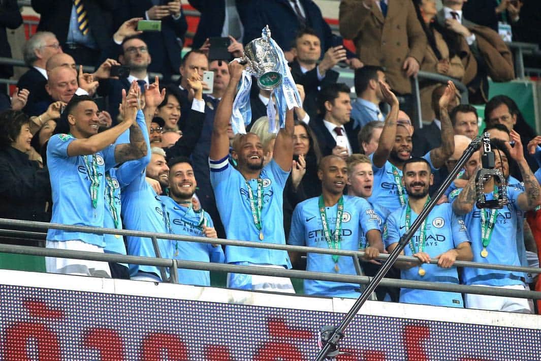 のインスタグラム：「Last few for the road. Now back to work. 👊🏾#mancity」