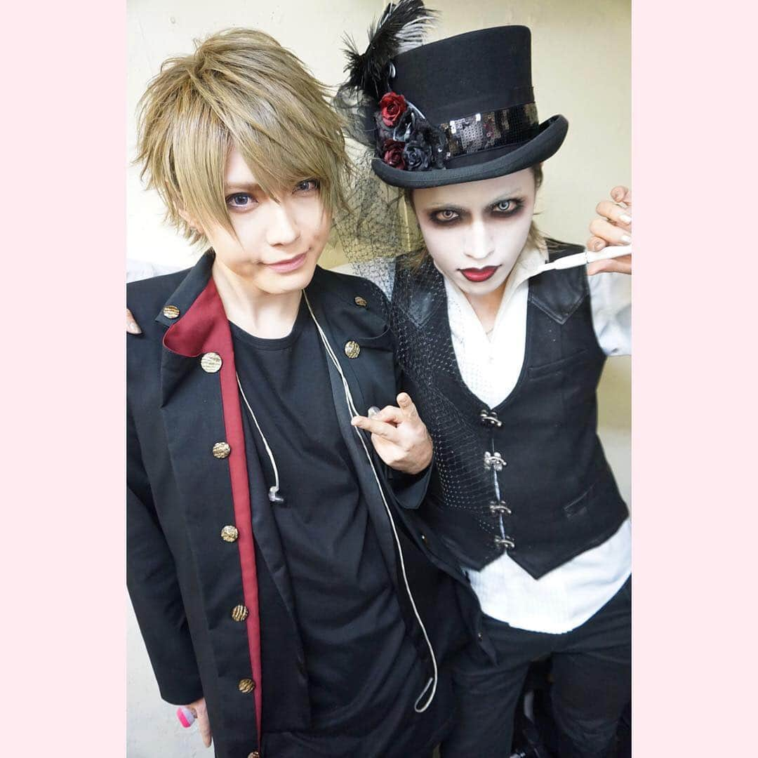 結さんのインスタグラム写真 - (結Instagram)「結（ユナイト）×猟牙（RAZOR）  #ユナイト  #vocal  #結  #visualkei  #band  #razor  #猟牙 #2マンライヴ #剃刀負け #20190217 #渋谷www #載せ忘れ #白塗りのカリスマ #久々の再会でした #猟牙君ありがとう」2月26日 17時16分 - sing.yui.0318