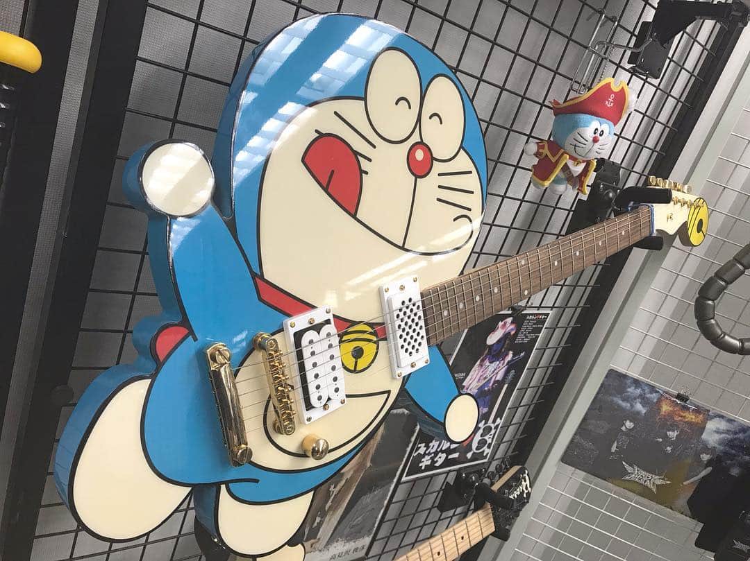 グースクールオフィシャルのインスタグラム：「✔︎ . . ドラえもんギター🎸❗️ . まさかドラえもんが？！ . . こちらはESPという、ギターメーカーが始まりの ギターをつくるスクールや音楽スクールなどを展開しているところで 販売されているドラえもんギター😻🔔 . . ドラえもん好きにはたまらんですね👍 . . 他にもいろいろなデザインのギターがあります😇 . ご自身でオリジナルの1本をつくることもできます❣️ . 興味ある方はぜひ🔍 @gooschool_official . 📸ESPギタークラフトアカデミーさま . . #espギタークラフトアカデミー #オリジナルギター #ギターリペア #ドラえもんギター #趣味探し #習い事 #ギターつくり #大人の習い事 #guitar #guitarrepair #originalguitar #doraemon #doraemonguitar #guitarschool」