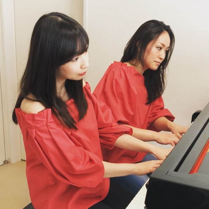 Yuko & Yurikaのインスタグラム：「#justthewayyouare by #brunomars ・ ・ #ブルーノマーズ の名曲👰✨ ・ ・ ・ #yukoandyurikapianoduo #yukoandyurika #pianoduou #classicalmusic #classic  #piano #practice #love #lovesong #ピアノ #ピアノデュオ #ピアノデュオユー #練習シリーズ #初めて弾いてみましたシリーズ #練習中 #ラブソング #ジャストザウェイユーアー #pvに出てくる女の子が可愛いすぎる件☺️」