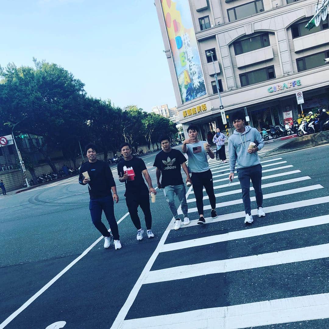 八百板卓丸のインスタグラム：「沖縄→→台湾✈️ #台湾 #TAIPEI #タピオカミルクティー #左から #内田#堀内#山崎#村林#田中」
