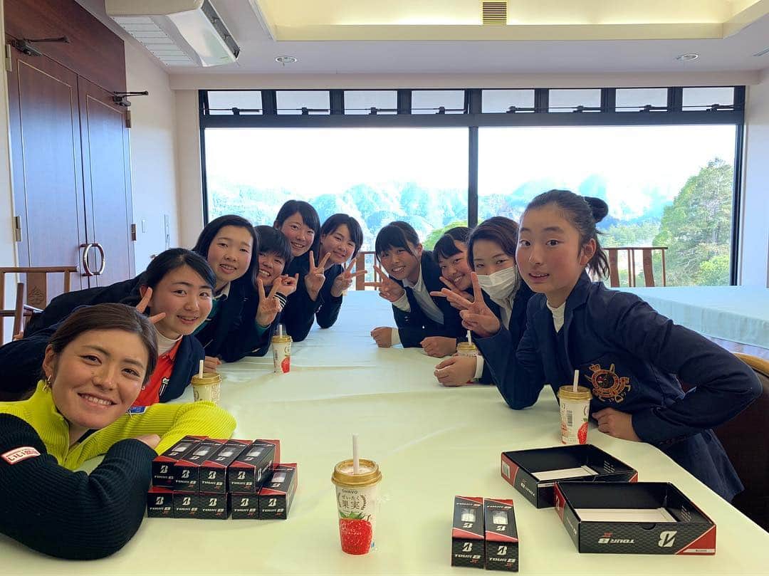 渡邉彩香のインスタグラム：「. 静岡県の国体強化選手のみんなと練習会😊 毎年会うたびに上手くなっているみんなを見ると 刺激をもらえます！！ みんなに負けないように、わたしも頑張ります👍！. . #大東建託#資生堂#アネッサ#富士薬品#昭文社#ブリヂストン#ブリヂストンスポーツ#デサントゴルフ#スタージュエリー @descentegolf  @starjewelry_press」