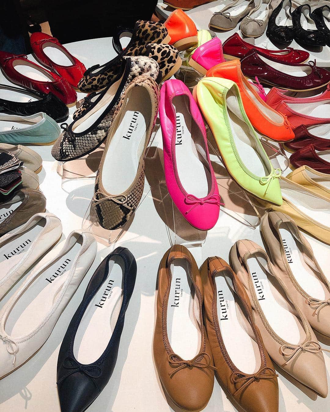 土屋ひかるさんのインスタグラム写真 - (土屋ひかるInstagram)「妹 @nozonni と #kuruntokyo のレセプションパーティーへ🥿♡ 靴職人がハンドメイドで作っていて、全80色も！！！ とっても履きやすかったー✌️ #shoes #flat #fashion #nmtinc」2月26日 18時42分 - hikaruuuuu15