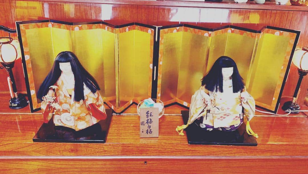 下田美馬さんのインスタグラム写真 - (下田美馬Instagram)「子供の頃から この雛人形 🎎🌸🎎🌸 お姉ちゃん 妹は  結婚してるから これは私の 雛人形💦😅🎎」2月26日 18時52分 - mima_tia_shimoda