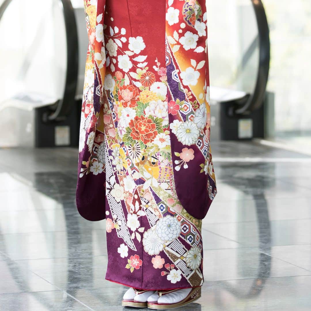 京都きもの友禅【公式】さんのインスタグラム写真 - (京都きもの友禅【公式】Instagram)「ベースの赤に豪華に散る花模様と袖と裾の部分へ向かうと赤から紫へグラデーションが印象的な振袖。 . 同じカラーでも振袖は柄の大きさや位置で印象が大きく変わるので、選ぶときは柄の大きさや位置にも注目してみてね👀!! . @kimono_yuzenで振袖コーディネートをcheck♪ . #京都きもの友禅 #ハタチは一生もの #ハレの日 #振袖 #furisode #振袖レンタル #成人式振袖 #はたち #ハタチ #成人式  #成人式前撮り #振袖前撮り #振袖コーディネート #振袖コーデ #振袖ヘアメイク #成人式髪型 #キモノ#kimono #着物好き #ふりそでーしょん #振袖ヘアメイク #赤 #古典柄 #クラシック #インスタ映え #フォトジェニック #横田真悠」2月26日 21時00分 - kimono_yuzen