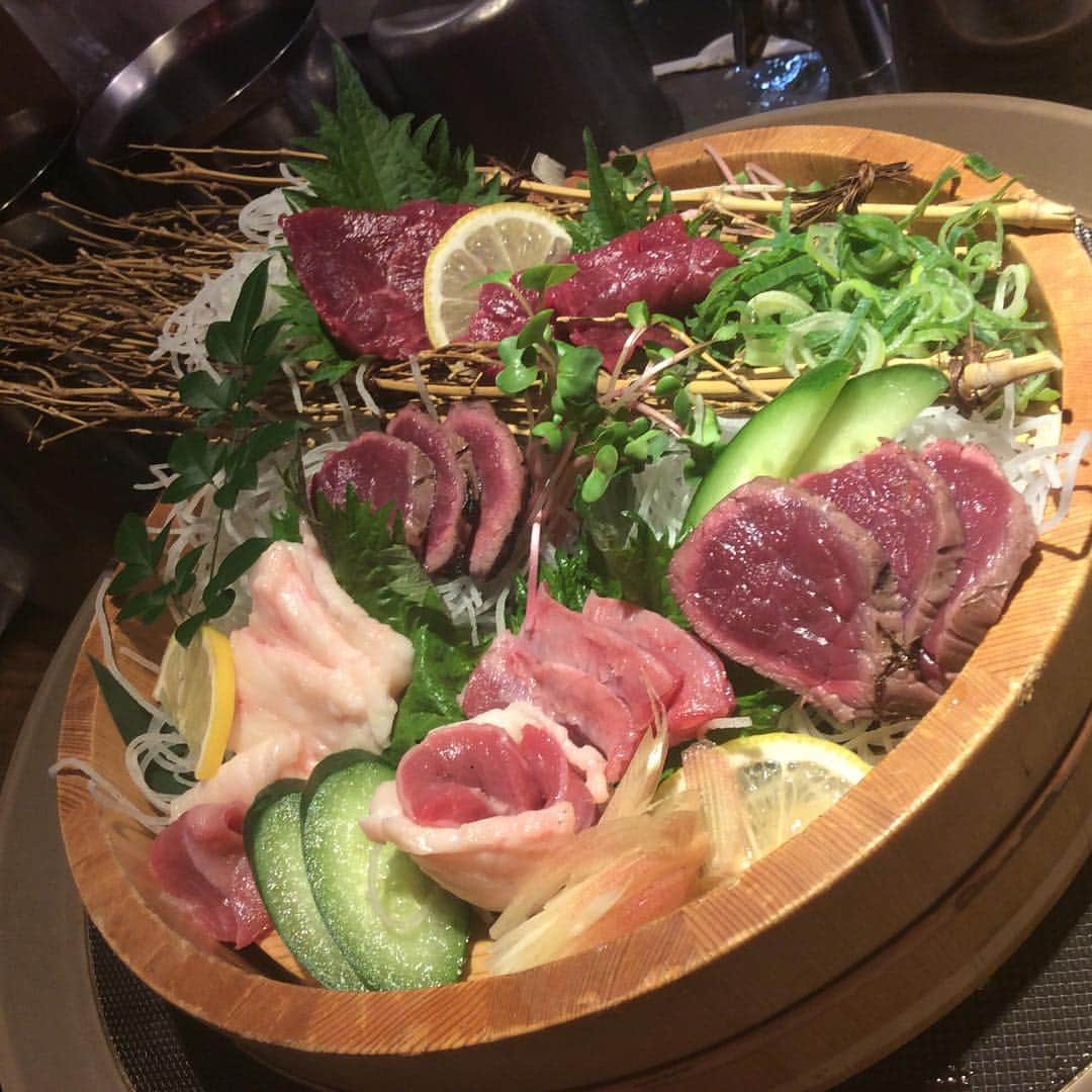 のインスタグラム：「本日のおすすめは"馬刺し豪快盛り"になります。 熊本直送鮮馬刺し4.5種の部位を合計20カン以上盛り合わせしたお値打ち感抜群の豪快な逸品です。 ぜひご来店の際ご注文ください。  #新大阪#九州うまか#馬刺し#豪快盛り#泳ぎイカ#もつ鍋#お待ちしております」