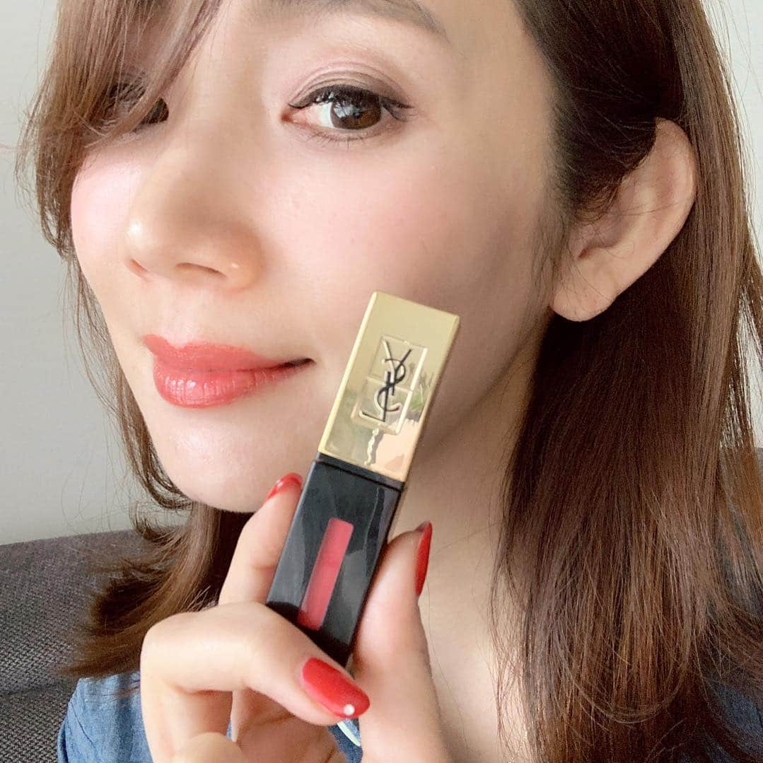 吉田美紀さんのインスタグラム写真 - (吉田美紀Instagram)「・ お気に入り💋 YSL ルージュ ピュールクチュール ヴェルニ #12 ・ リップスティックのピュアな発色。 リップグロスの滑らかな艶。 そして、軽い心地♡ ・ この#12 自然な赤でスッピンにつけても違和感ないお色！ そのままつけてツヤツヤに発色させるのも 付けてすぐ指でポンポンしてじゅわーっと血色が良い唇になる付け方も好きです♡ ・ とにかくこの透けるような色味がタイプすぎます。 『リップマニキュア』と言われるリキッドルージュ💄 他のカラーも揃えよう！ ・ @yslbeauty  #lip #rouge #yslbeauty #cosmetics #beauty #リップ #唇 #発色 #ツヤ #グロス #口紅 #リキッド #ルージュ #リキッドルージュ #リップマニキュア #メイク #コスメ」2月26日 21時09分 - miki__yoshida