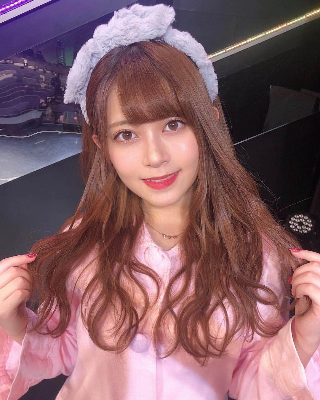 のインスタグラム：「公演ありがとうございました\❤︎/ 三日連続の1日目でした🥺 明日はR24\❤︎/ * * #巻き髪#ヘアバンド#パジャマ」
