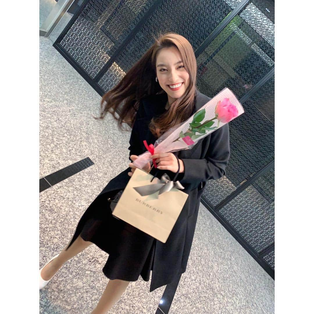 鍋谷真子のインスタグラム：「□ 私事ですが…昨日で21歳になりました◡̈♥️💐 たくさんのお祝いメッセージ、連絡くれた方ありがとうございます!🎂 21歳も毎日ハッピーでありますように𓂃♥︎毎日が楽しみです⸝⸝⸝ 素敵な女性になれるように頑張ります𓂃♥︎ #0225 #21th #birthday」