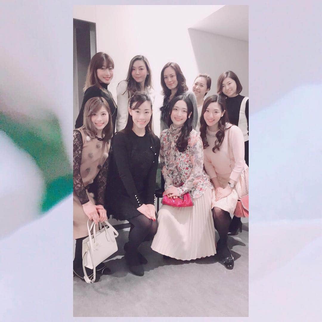 のインスタグラム：「群盗観させて頂きました〜✨ せりちゃん、かっこいい〜なぁ🙈💕 相変わらず、楽屋では元気一杯色々お話ししてくれて、包み隠さない天真爛漫なところが大好き😘 きっと、毎日レッスンも引き続き頑張ってるんだろうなぁと思わせる舞台姿に心熱くなりました😌🌸 恩師の先生や、懐かしい再会もできてとっても幸せな時間でした🍀. . . #宙組公演 #日本青年館 #芹香斗亜 主演 #群盗 #初日 #おめでとうございます #和央ようか 様 #蘭寿とむ 様 #遠野あすか 様 #萌野りりあ ちゃん #蘭乃はな ちゃん #すみれ乃麗 ちゃん #菜那くらら ちゃん #花咲あいり ちゃん #3枚目 #手持ち無沙汰で  #とっさにそこにあったものを手にする我ら #4枚目 #たかこさんから #私までいただいてしまった  #苺シャンデ #現役時代は我慢して食べてなかった #甘い誘惑 #今日はすぐに戴きましたwww #観劇記録 #感謝🙏✨ #そして #花組 #新人公演 #お疲れ様でした❤」
