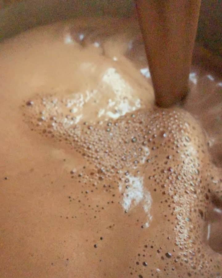 Amelia Zadroのインスタグラム：「Off to India for a 7 day somatic immersion in PLEASURE. The intention is to re-pattern how the body relates to pleasure, To develop a greater capacity for and comfortability in experiencing longer and higher states of pleasure. Sound crazy... I know! But imagine how this could ripple out into changing how we work/relate/do life... I see it as part of a bigger social experiment and using myself as a guineapig 😂  Let’s see what happens!」