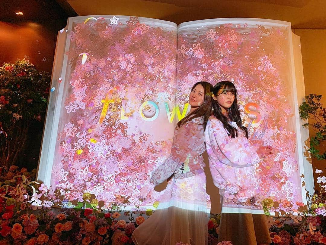 根岸愛のインスタグラム：「FLOWERS BY NAKED 東京・日本橋 2019 #flowersbynaked  やんぬと行ってきました！ 大好きなお花と幻想的なマッピングにグッズや飲み物等とても素敵な空間でした。 3月3日までやってます！ #flower #instaspot #映え #インスタ映え #インスタスポット #マッピング #花 #お花見 #フラワーズバイネイキッド #日本橋」