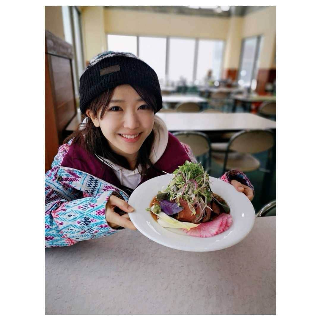 鬼頭由芽さんのインスタグラム写真 - (鬼頭由芽Instagram)「2月の１ヶ月間 「FM802 Ciao Amici！」での栂池高原のレポートありがとうございました☺️✨ ・ 大好きな栂池の魅力を伝えられて光栄でした☃️✨❤️ ・ 長野の街をこのド派手なファンキーカーで駆け抜け パウダースノーを楽しみ 美味しすぎるご飯を頂き その他にもたくさん貴重な体験できました✨ ・ では最後にストーリーでしか載せていなかった 栂池高原「SNOW WOW」内アトラクション、コギダス（≒ ET体験）の動画を… これSNS映えの極みよ、ほんと。笑 滑る間のお楽しみに是非。笑 #ツガパウ #栂池高原 #FM802」2月26日 22時34分 - xxyumeyumexx