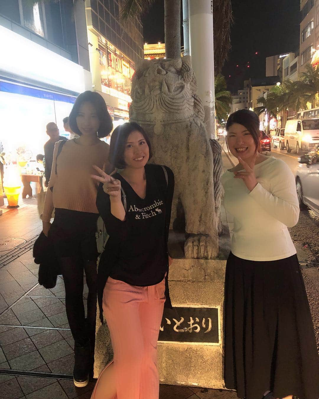 米澤有さんのインスタグラム写真 - (米澤有Instagram)「沖縄合宿💓 小学生以来ぐらいに、国際通りに行きました‼︎ あったかくて幸せです〜明日からも頑張ります🌟  #髪切りました#洋服の色が偶然お揃い#あぐー豚食べました#良いお天気#archivio#golf#nike」2月26日 22時46分 - yu.u.yonezawa