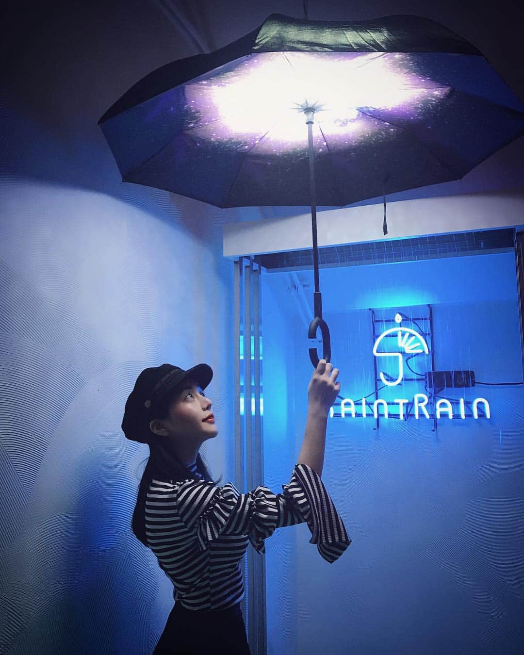 谷亜沙子さんのインスタグラム写真 - (谷亜沙子Instagram)「韓国のカフェは可愛くておしゃれ☕️☔️ #한국 #한국카페 #카페 #가로수길 #가로수길카페 #saintrain #cafe #カフェ#yummy」2月26日 22時49分 - asyakodayo