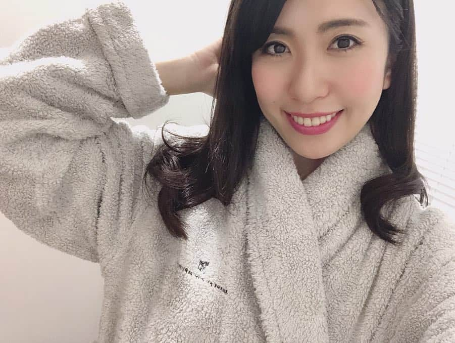 mimiさんのインスタグラム写真 - (mimiInstagram)「銀座にある DR.YOKO BEAUTY TERRACE CLINICにて スキンワインセラピーフルコースを受けてきました💕🍇 抗酸化力に優れ肌に輝きを与えるドクターズコスメ、スキンワインは日本初上陸で取り扱いがこのクリニックのみだそう✨ シェリー酒（ぶどう）の香りに包まれながらピーリングやポリフェノールマスクをしてもらい皮下脂肪を刺激してびっくりするほど輝きのあるツルツル素肌に仕上げていただきました😆❤️ 美白、リフトアップ、シワ予防に効果があり即効性もあるということでブライダルにもおススメ✨💕 ファンデがいらない美肌を手に入れたい方は一度yoko先生に相談してみて☺️✨ ・ #dryokobeautyterraceclinic #ドクターヨーコ #スキンワイン #skinwine #シェリー酒 #スキンワインセラピー #美肌ケア #美肌作り #美活 #すっぴん勝負 #即効性 #リフトアップ #シワ予防 #美白 #銀座 #美容クリニック #ポリフェノールマスク #ピーリング #ブライダル #noファンデ  #美肌のプロ #mimi美容」2月26日 22時55分 - chan.mi3