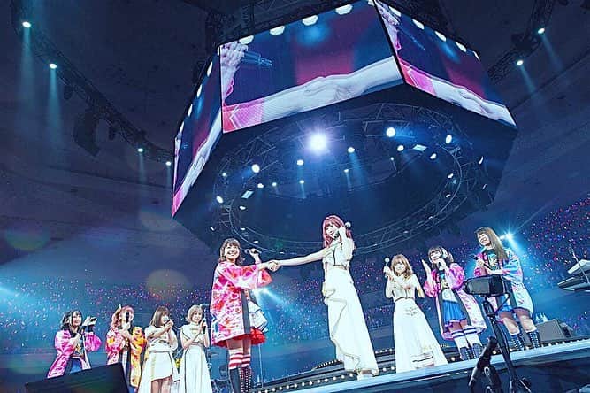 のインスタグラム：「. . SILENTSIRENさんと、Poppin'Partyの対バンが決定です！✨✨✨ . . 5/18、5/19「NO GIRL NO CRY」メットライフドームにて！ . . 皆さんに、インスタ見てますと伝えられて良かった🥺✨ . . ギター&ボーカル同士ですぅさんがお写真撮ろーって誘ってくれました🥺💓お優しくて可愛く綺麗で素敵すぎるSILENTSIRENさん✨ . . しかし当日はバチバチ🔥でいきますので、バンドリーマーの皆さんも楽しみにしていてください！ . . 発売されている「Jumpin'」にチケットの申込シリアルが封入されています！ぜひ、ぜひ、ぜひ、たくさんの人に来ていただきたいです！👏✨ . . よろしくお願いします！✨ #bangdream #poppinparty #silentsiren」