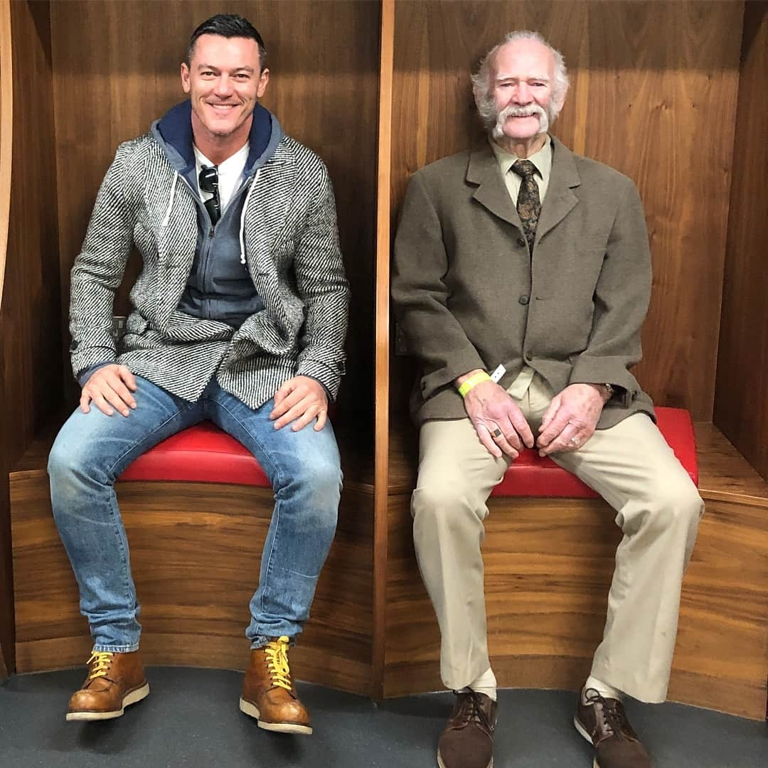 ルーク・エヴァンズさんのインスタグラム写真 - (ルーク・エヴァンズInstagram)「Me and my Gransha checking out the welsh teams changing rooms at @welshrugbyunion 🏉🏉🏉#principalitystadium #usualsuspects #proud #family」2月27日 0時22分 - thereallukeevans