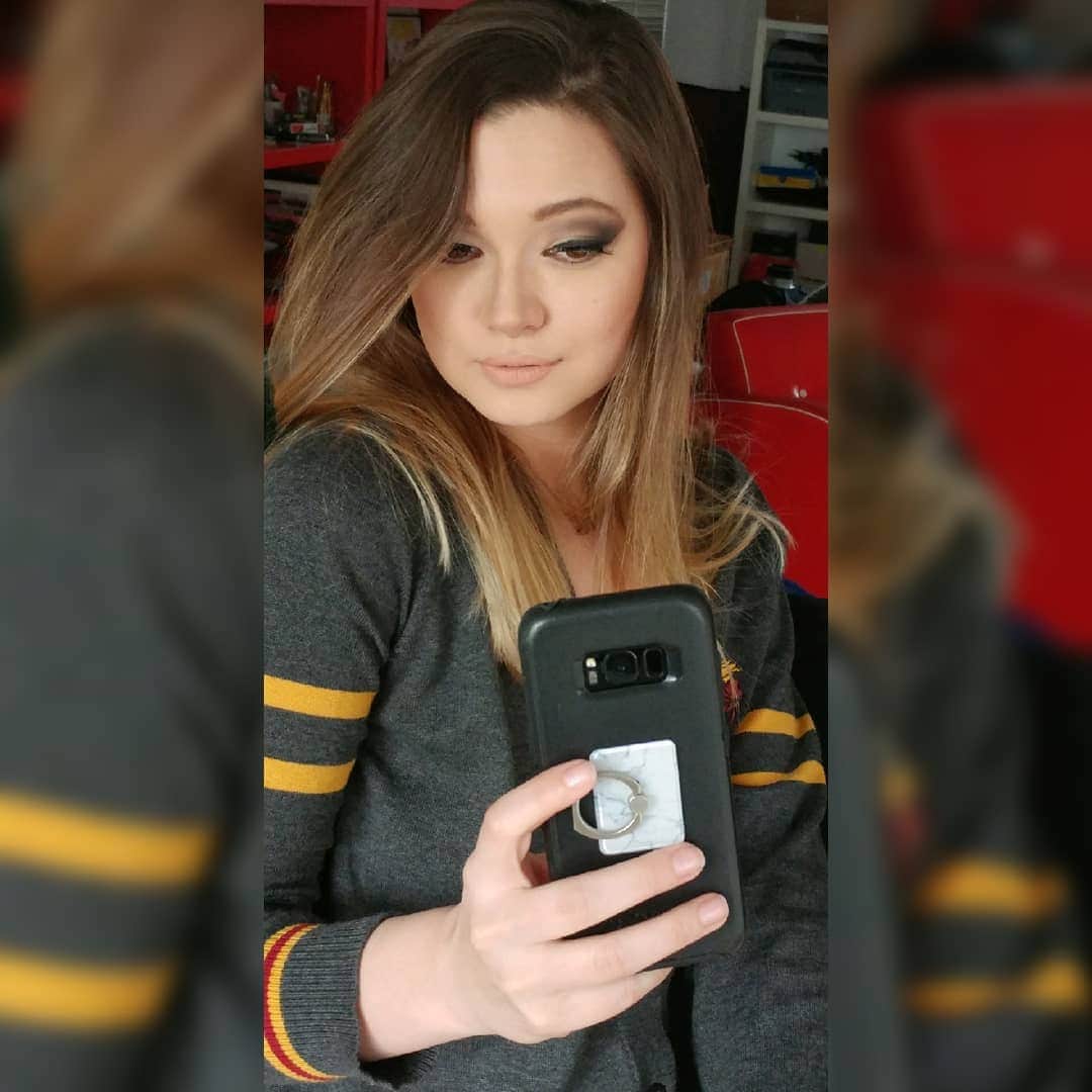 Chelsie Arynのインスタグラム：「Ladies keep your head up. The only reason a woman should ever look down, is to show off her eyeshadow!  Fist pic: picture of a selfie Second pic: the selfie Third pic: is the final product 💕  Makeup artist: @cristinariverabeauty Photographer: @dandoylephotography  #dandoylephotography #cristinariverabeauty #headshot #ringlight #upstateny」