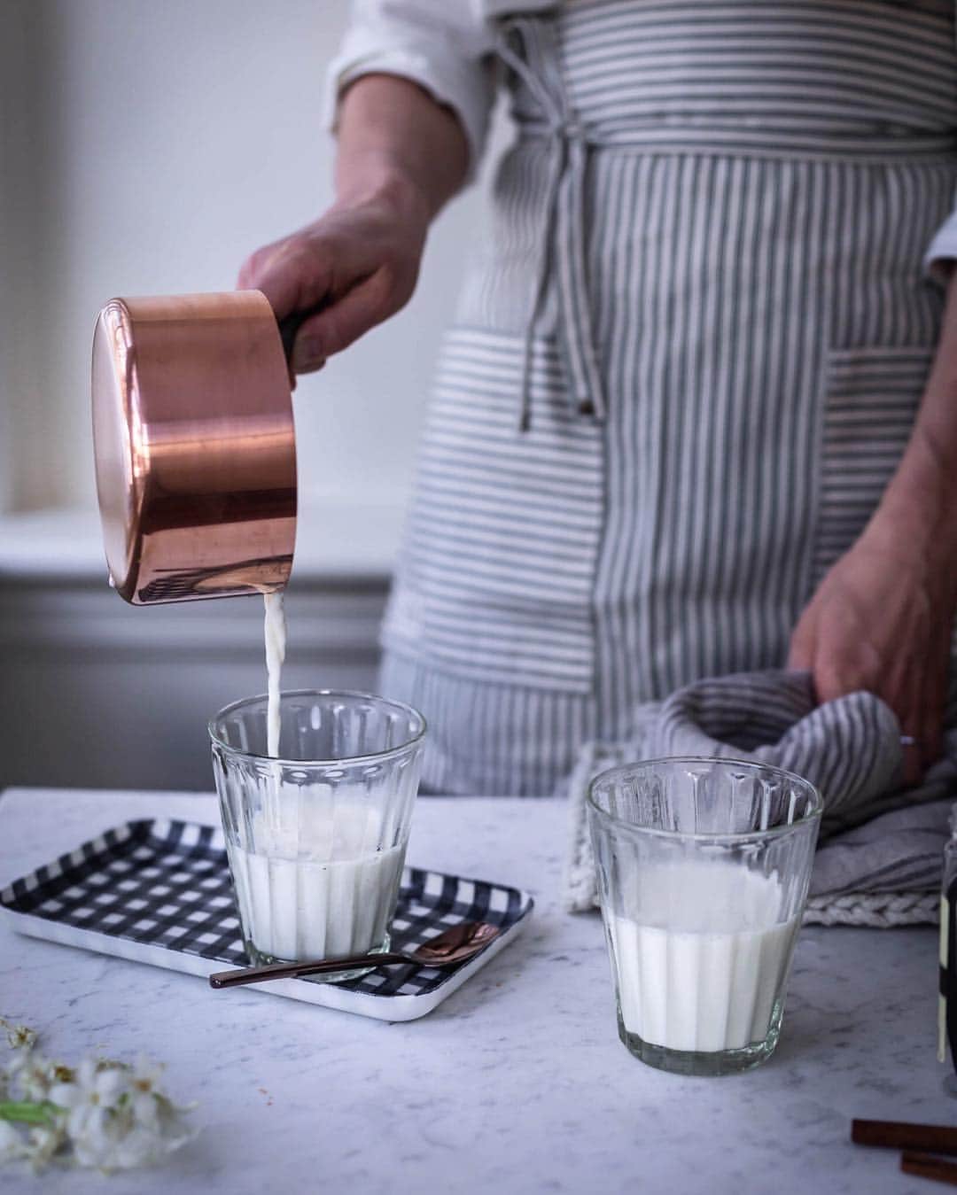 Krissyのインスタグラム：「Sharing the recipe for my new new favorite nightcap .. get the how to on this beautiful vanilla moon milk in stories today. I start with the made in Maine goodness of @oakhurstdairy whole milk and infuse it slowly with a heavenly mix of vanilla beans, cinnamon sticks, dark brown sugar and a pinch of salt . It's an absolute treat on these cold new england nights - this  moon milk is made alongside my prep for the overnight oats (find the overnight oats recipe via link in profile). While I'm making up a batch of overnight oats, i'm also making just a little extra of the infused milk to have before bedtime . Add a bit of fresh ginger to the infusion (will list ingredients below) and this nourishing nightcap is ready. i love this satisfying, warming from the inside out, tincture and it's the perfect way to unwind from a hectic day. It's currently a good reason to claim a few moments to myself too. In a few more months, I know it will be the perfect bedtime ritual to share together with Ruairi) .  Head to stories for the moon milk recipe, a good something to make for this evening and bonus! make up a batch of overnight oats to have for the week ahead - full recipe for moon milk and overnight oats up on the blog (link in profile)  I’ll list the ingredients needed below #grabalittlegoodness . @oakhurstdairy Whole Milk  Vanilla Pods Cinnamon sticks  Dark brown sugar Grated fresh ginger  Pinch of salt . . . . . #moonmilk #simplejoys #momentslikethese #verilymoment #habitandhome #lifeandthyme #winterlight #wintertimes #livebeautifully #fellowmag #inmykitchen #huffposttaste #cozyhome #myeverydaymagic」