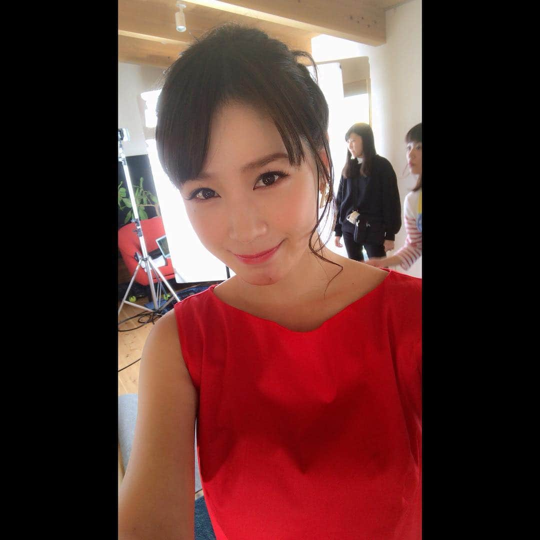 相沢まきさんのインスタグラム写真 - (相沢まきInstagram)「ふるさと新潟にてCM撮影✨ 出産してからあきらかにたくましくなった二の腕を丸出しでお送りしました😁 まさかのダンスがあったりでテンパりましたが、楽しかった✨ 出来上がりにドキドキ💓  #cm撮影 #新潟 #midjapan #産後の二の腕事情」2月27日 15時07分 - maki_aizawa0414