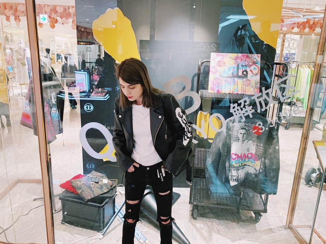 マギーさんのインスタグラム写真 - (マギーInstagram)「POP UP SHOP行ってきた⚡️ @qalb_official  ライダースきゃわいいい 新宿伊勢丹で3/5までやってるよ！」2月27日 14時40分 - maggymoon