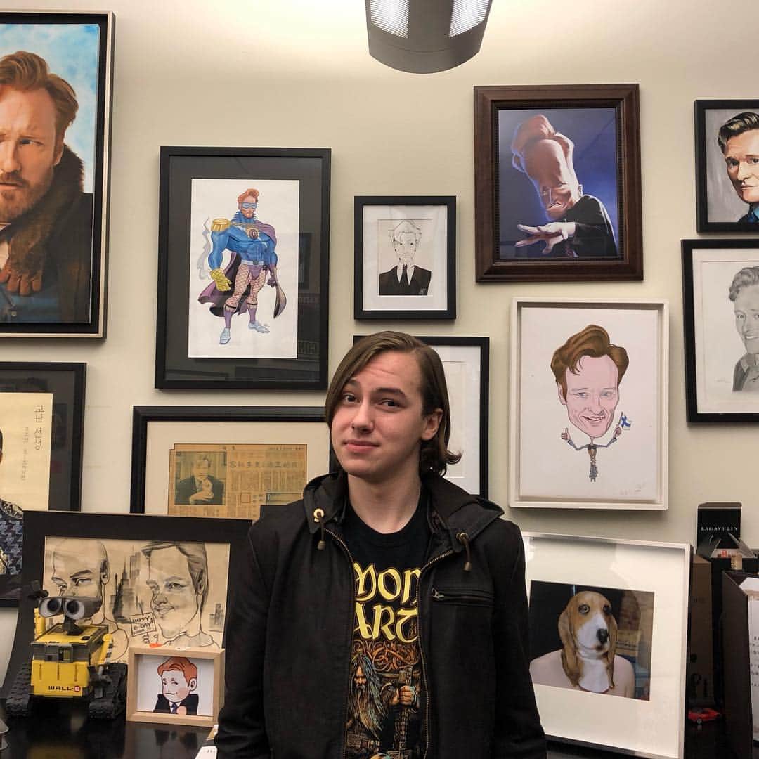 のインスタグラム：「Awe... I want an art wall with my face all over it like @teamcoco」