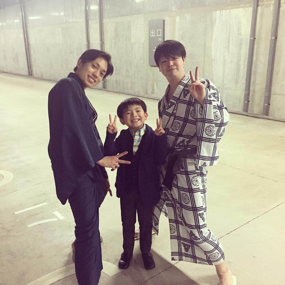 のインスタグラム：「・ 京都に行ってきまーす。 彦三郎になって初の京都南座、2014年9月以来の南座、新しくなった南座は初！ 季節の変わり目、荷造りに苦戦しました😅  さて、昨日で働く幼稚園児、終了〜！ 記念にやゑ亮さん、やゑ六さんとパチリ📸  羽之助さん、八重蔵さん、八重之さんもそうですが、一門の若手成長株のこの2人がしっかりと支え育て教え遊んでくれるので、安心して任せられるのは大きい。 イケメンだし優しいし頼れるし一緒に馬鹿してくれるし、2人にしたら大変だろうし疲れるだろうけど、こんな兄貴がいたらそりゃ楽しいわな💗 . ・ ・ #坂東やゑ亮 #坂東やゑ六 #歌舞伎 #音羽屋 #歌舞伎役者 #亀三郎 #坂東亀三郎 #六代目 #彦三郎 #坂東彦三郎 #九代目 #歌舞伎部 #otowayabando #親バカ部 #倅マン #えみふる コメントはお気軽に📝」
