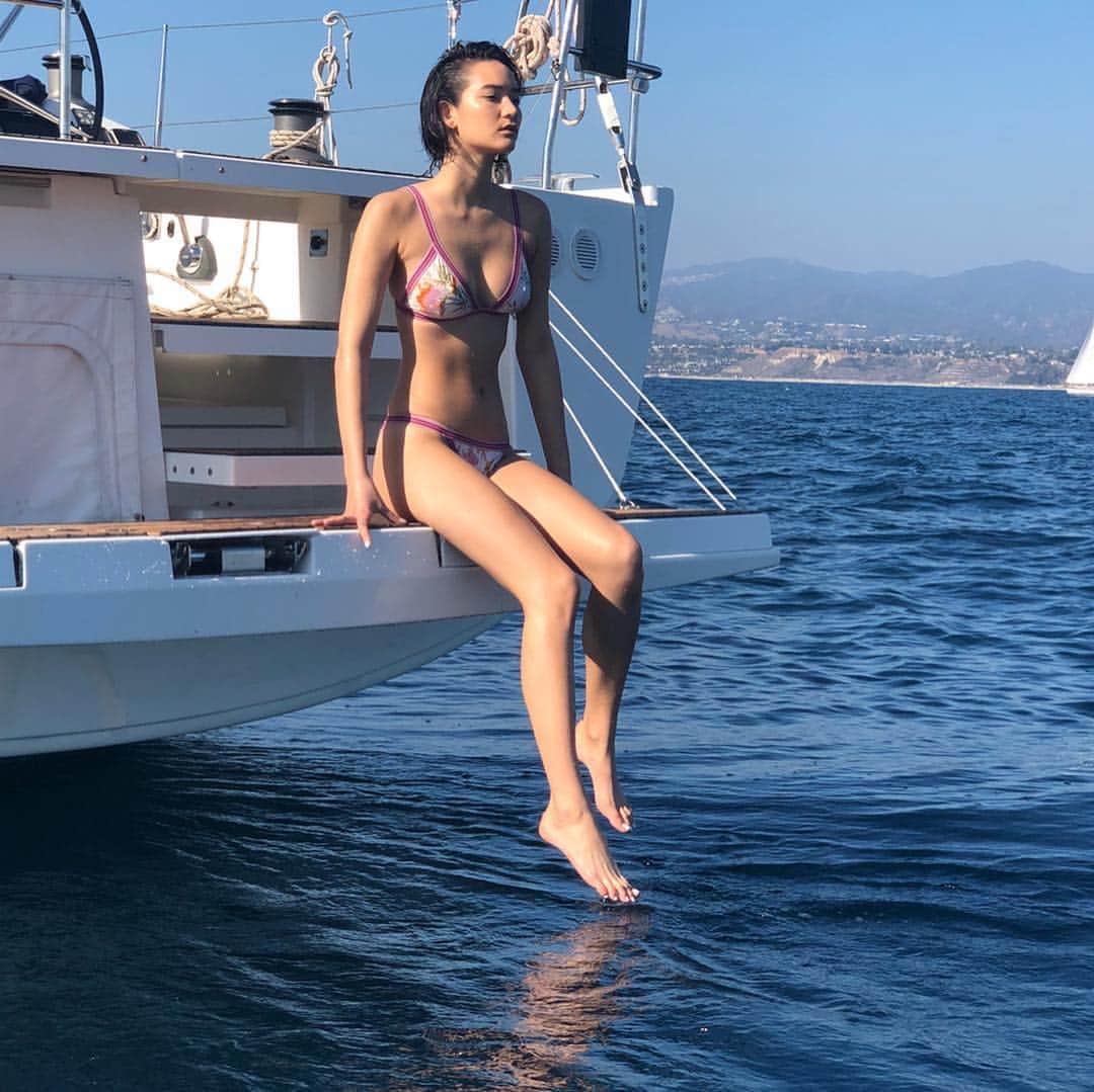 のインスタグラム：「Literally can not wait for summer😭🤸🏻‍♀️ あったかいところに旅行したい😍💦🌴 #bts for @shopbop shoot❤️」
