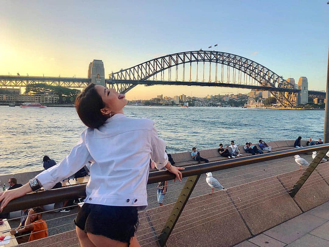 MIKAさんのインスタグラム写真 - (MIKAInstagram)「💛🧡💙😇✨ . . . #Sydney #harbourbridge #australia #sunset #goodday #餌持ってないのにあげるふりして近づいてごめんね鳥さん🕊😭」2月27日 8時16分 - cjd_mika