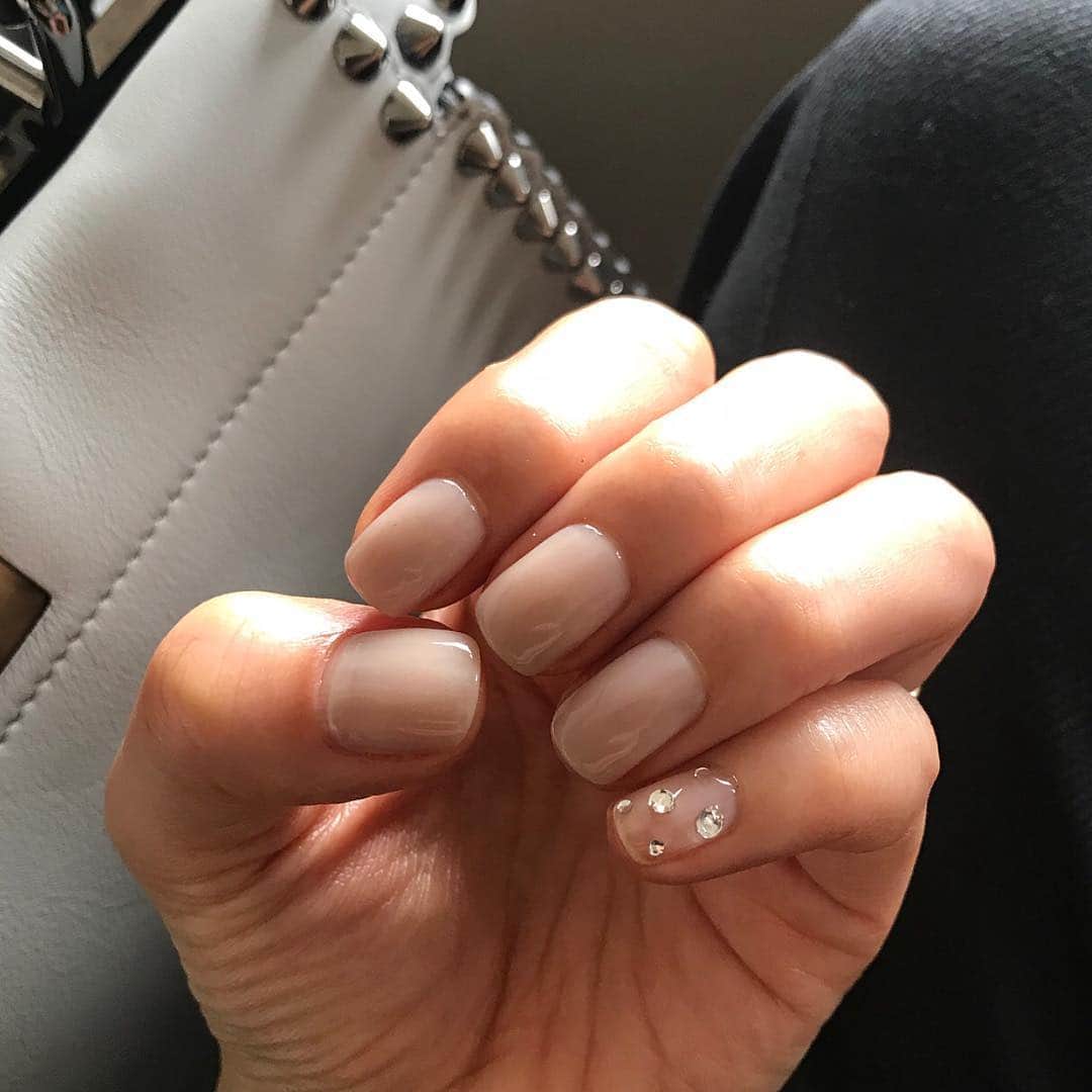 のインスタグラム：「#Nail 透明感のあるグレージュに小指だけクリアにストーンをのせていただきました☺︎」