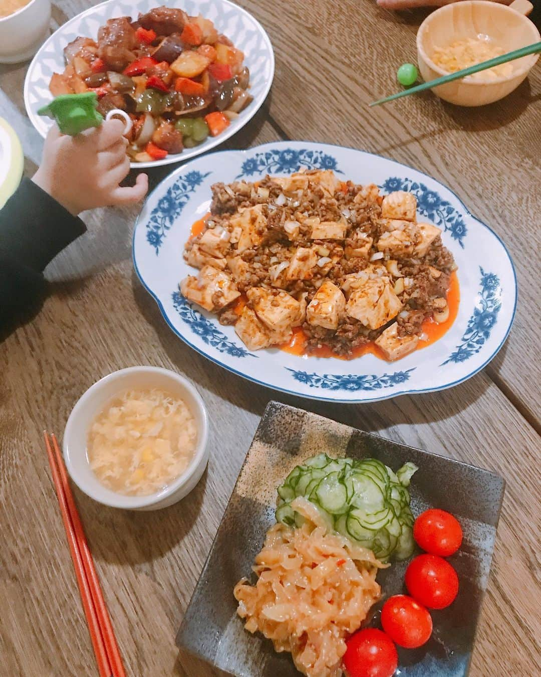 潮田玲子さんのインスタグラム写真 - (潮田玲子Instagram)「玲子飯。 昨夜は久々中華〜！ 待ってくれないチビ達はテーブルセッティングは愚か、先に納豆ご飯食べたりキュウリの一本喰い始めたり、しかもそれが一番人気だったし😭🥒夫にご飯美味しい？って聞いたら白飯うまいよって、なんじゃそりゃ😤そのご飯じゃないっつーの。 ママの一生懸命は誰も評価してくれない…ちぇっと心の中で思った夜。まぁーそんなもんかと愚痴ってみる笑🤪  #玲子飯 #酢鶏 #麻婆豆腐 #中華クラゲ #コーンと卵の中華スープ #写真２枚目は #サンマ塩焼き #牛ごぼうの時雨煮 #ヤムウンセン #卵と豆腐のお吸い物 #キュウリの一本喰い #そりゃもろみ味噌つけたら #うまいに決まってる #どんなおかずより納豆ご飯 #手の込んだものより #シンプルが一番 #でも母ちゃんだって #頑張って作ってるんだから😭笑 #今日は美味いって言わせてやるぞ笑」2月27日 9時59分 - reikoshiota_official