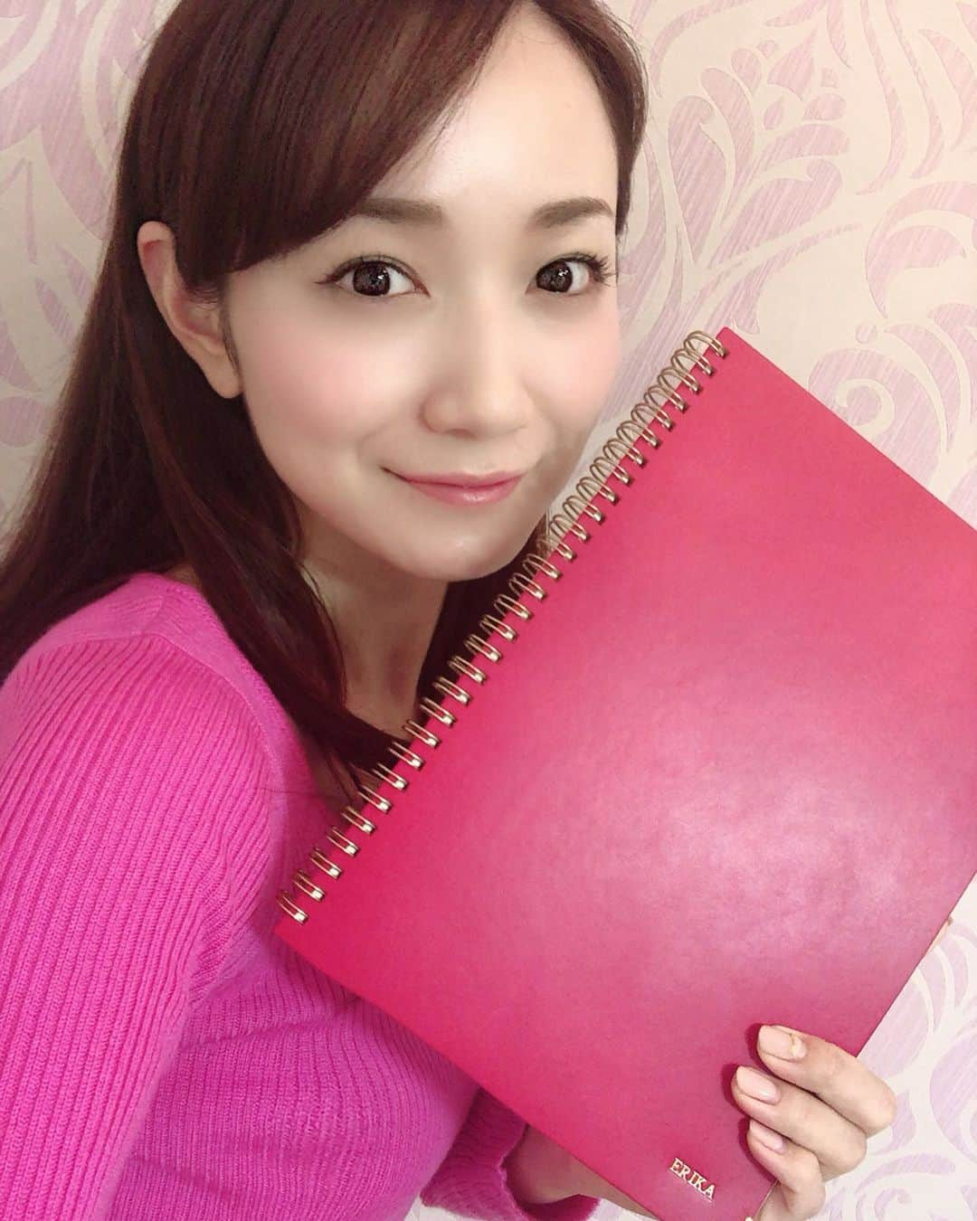 松原江里佳さんのインスタグラム写真 - (松原江里佳Instagram)「❤️ 世界に一冊のオーダーメイドノート📔を作りました❤︎ 表紙は革で名前入り💝裏は和風の薔薇🌹 中の紙や金具も全て選べて素敵すぎる😊 一文字目はなににしようかなぁ😽 #椿 かもしれないという思いもある #ノート #オーダーメイド #手作り  #スターダスト #フリーアナウンサー #でこ」2月27日 10時48分 - erika_matsubara