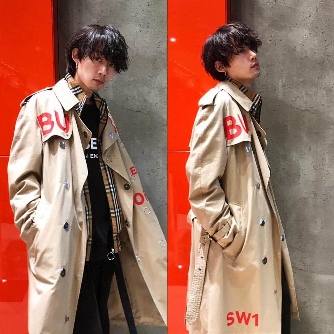 のインスタグラム：「リカルドティッシのファーストコレクションがいよいよ東京に。3/12まで新宿伊勢丹メンズ館にてポップアップやってるぞ。#burberry #バーバリー」