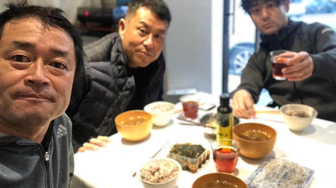 横田真一さんのインスタグラム写真 - (横田真一Instagram)「#原口鉄也 参戦  食事までがトレーニング #亜麻仁オイル で#オメガ3脂肪酸 全身60兆個の細胞膜は油で出来ていて、一年経っても腐らないような#トランス脂肪酸 の膜は癌や鬱や血管系神経系アトピーなどの疾患に繋がる#全てオーガニック #ボーンブロススープ ベースの#バクテースープ#リーキーガット を治す究極の健康スープ クロスタイプとパラレルタイプで体幹を繋げるトレーニング方向が違う#4スタンス理論 にょきにょき体操 筋肉は伸ばすと縮めるで神経系にもアプローチ 縮めっぱなしは良くないと思う イチローさんも山本昌さんもやっている初動負荷的な」2月27日 12時37分 - yokoshingolf