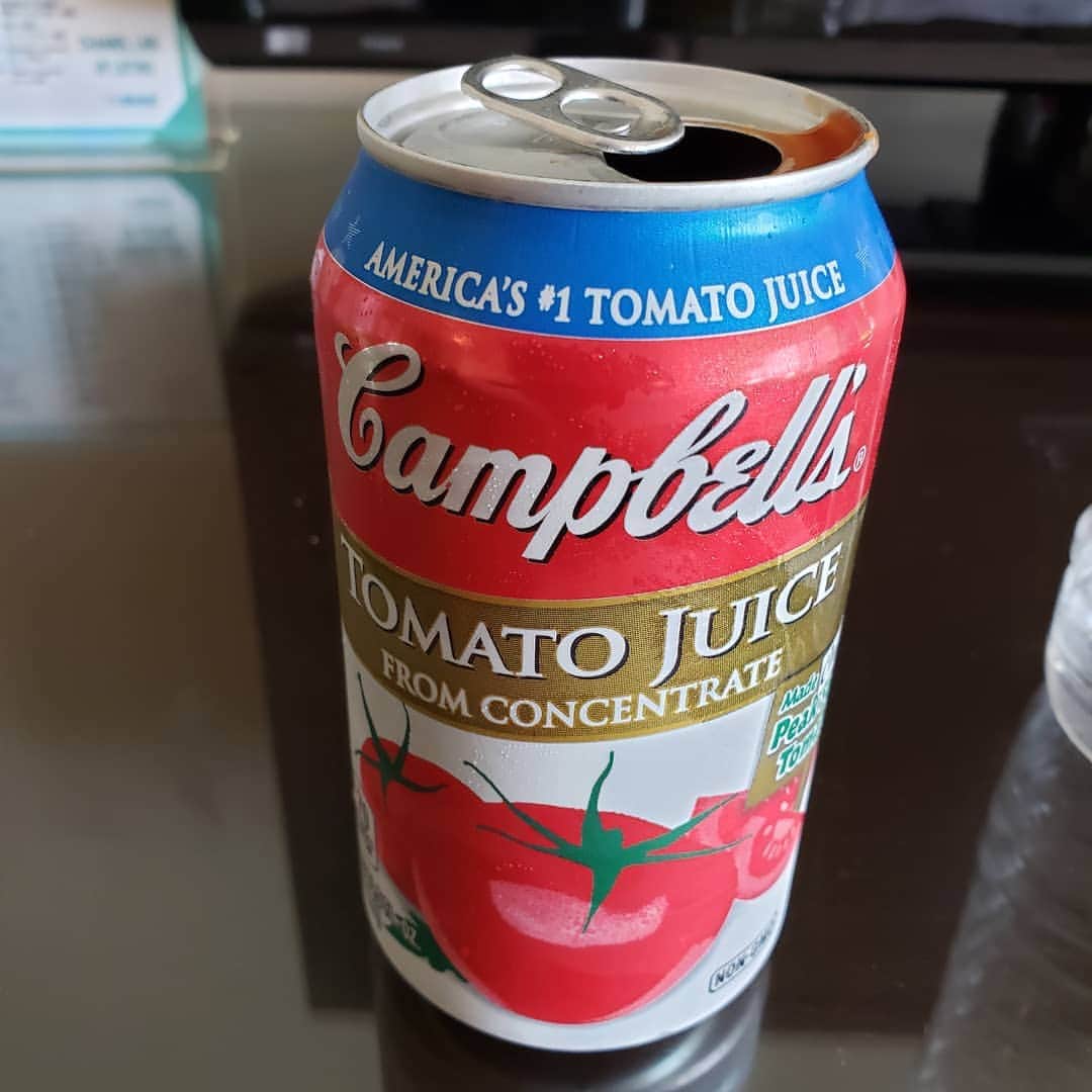 鈴木Q太郎のインスタグラム：「アメリカに売ってるトマトジュース！ #これ美味しいんです #日本でさがしたけど #売ってない #飲みてー」