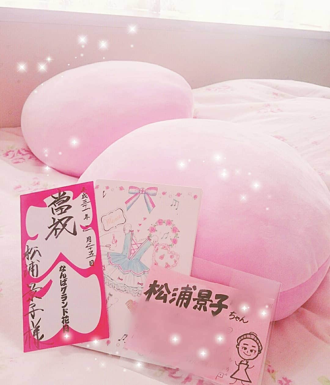のインスタグラム：「(*˘︶˘*).｡.:*♡1年ぶりくらいに 自分のベッドで寝た。幸せ。  先日、吉本新喜劇の 茂造じぃさんこと、 辻本茂雄さんの座長としての 公演最後の日でした。  本当にお疲れ様でした。  お客様が一番知っていると思いますが  舞台に出ておられる辻本さんは華やかです。  私もどんな形であっても 華のある人間になりたいな。  てへ。  座長勇退を発表されてから 辻本座長が出ている公演の 客席を見ると 毎日のように泣いているお客様がいらっしゃいました。  それだけ沢山の心を動かしてきたんだな〜と思いました。  私も、どんな形であっても 人の心を動かせられる人間になりたいな。  てへ。  私は、初舞台が 辻本座長の公演だったんです。  ちょっと私の話になりますが  私は初舞台デビュー前、 "松浦景子は8個目の中から一番最初に新喜劇辞めるだろう" と大人の方から謎の予想されていて  なんで私だけ？みたいな事態が山々続いてたり (数年後に和解できました😊） 当時、通っていた学校でいじめられてたり  とにかく周りに比べて マイナススタートの私を  ゼロスタートにしてくださったのが  辻本座長です。  何もわからない私を厳しく指導してくださいました。  そして、父親を亡くして間もない私を 父親と同世代の辻本さんは いつも心配してくださいました。  今でこそ 気が強い私ですが、  当時、対人恐怖症で人と目が合わせれなかったり、怖くて話せなくて  自分の居場所がトイレの個室しかなかった時もありました。  そんな時、 舞台袖でしか顔を合わせないはずの辻本座長は 「大丈夫や。お前は日本一や。嘘でもいいから無理矢理 自信を持て。」 と、舞台袖で ささやいてくださいました。  その言葉のおかげで  私は、かなり強くなりました。  いつも前しか見ていない 辻本座長。  本当に感謝しています。  #私の土台を作ってくださった #辻本座長#辻本茂雄 #座長 #茂造#茂じぃ#茂爺 #茂造じいさん #吉本新喜劇#よしもと新喜劇 #新喜劇#吉本#NGK #なんばグランド花月 #松浦景子 #ピンク#ピンク大好き #pink#pinkpinkpink#pinkgirl#Princess #脳内プリンセス#プリンセス」