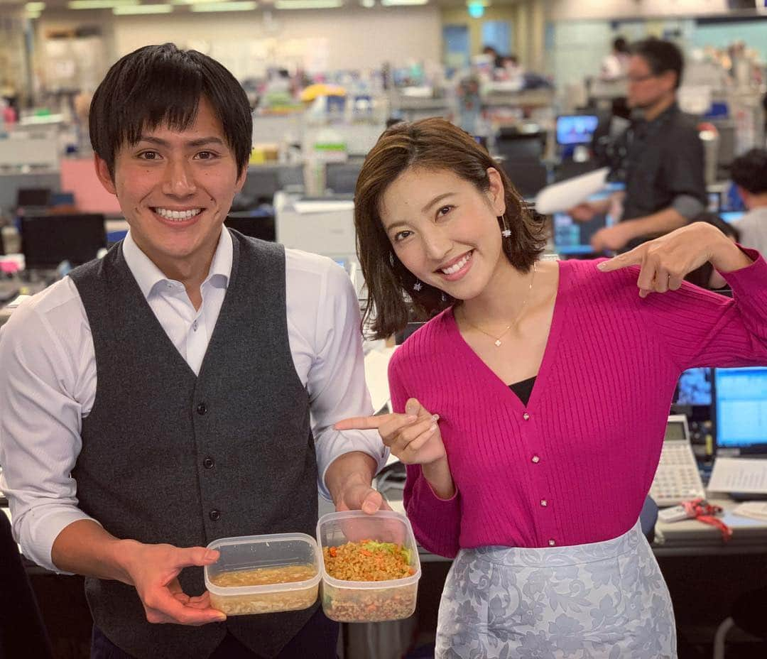 小澤陽子さんのインスタグラム写真 - (小澤陽子Instagram)「at work☻  PRIME news α、代行時の発見Ꙭ💟  #安宅アナがお弁当を持ってきたの巻🍱 #なにがすごいって #自ら手料理なんですって #なんたらチャーハンに#あんかけまで #そんな彼を横に私は社食 #絵もすごい🖼 #ミドリムシ勝負 #細部まで… #そんな彼を横に私は落書きのよう #学生時代から知ってるので親近感はあるけど #あなたどこまでスペック高いのよ」2月27日 13時33分 - yoko.ozawa729