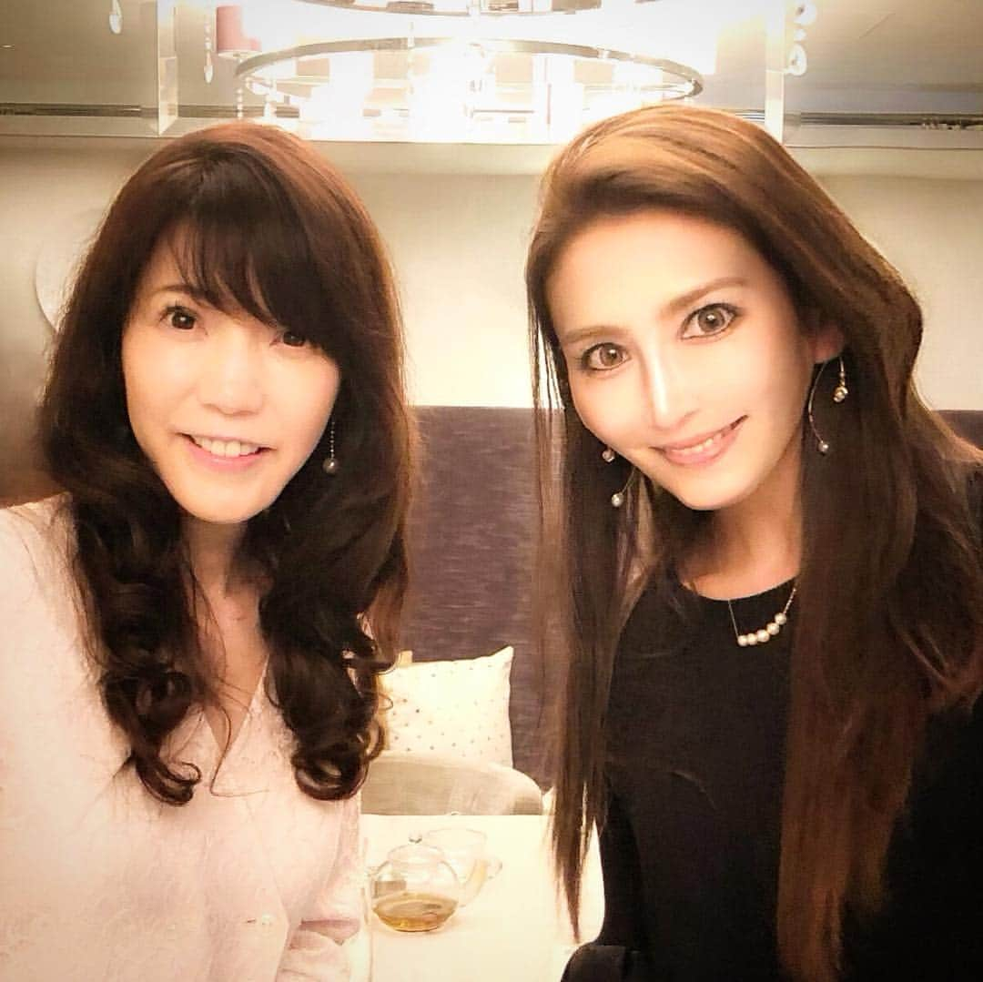 鈴木絢子さんのインスタグラム写真 - (鈴木絢子Instagram)「・ ・ 週末のイベントにて😊 #美容家 #飯塚かこ さんと✨ ・ さすがと言いますか、お肌も髪もとってもお綺麗で✨ こんな風に年齢を重ねられたら、、という目標になりました🤗✨ ・ さらに！娘さんへのプレゼントに#プロデュースジュエリー #パールネックレス もご購入くださり...🤗 感謝です✨ ・ ・ ・ #おうち美容研究家 #美容 #美人 #美容ライター #専門家 #美肌のプロ #美肌作り #働く女性 #目の保養 #美人好き #ツノジュエリー  #適正価格 #パール #jewelry #Pearl #beauty #make #Professional #💄」2月27日 23時08分 - ayako_suzuki810