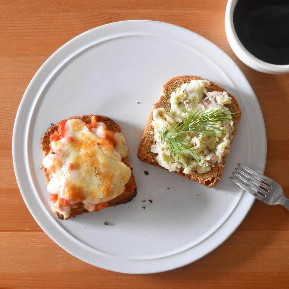 山崎佳のインスタグラム：「Today’s breakfast. 右はさばのポテトサラダ、左は鶏肉と野菜のトマト煮にチーズのせて焼いたもの。どちらも夕飯の残り。」