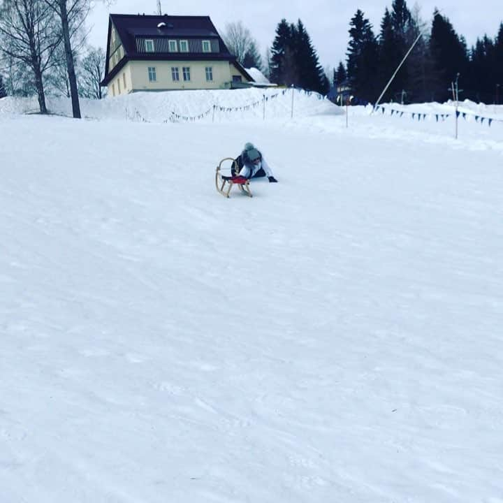 トマーシュ・ロシツキーのインスタグラム：「so this is my wife....🛷😳😁」