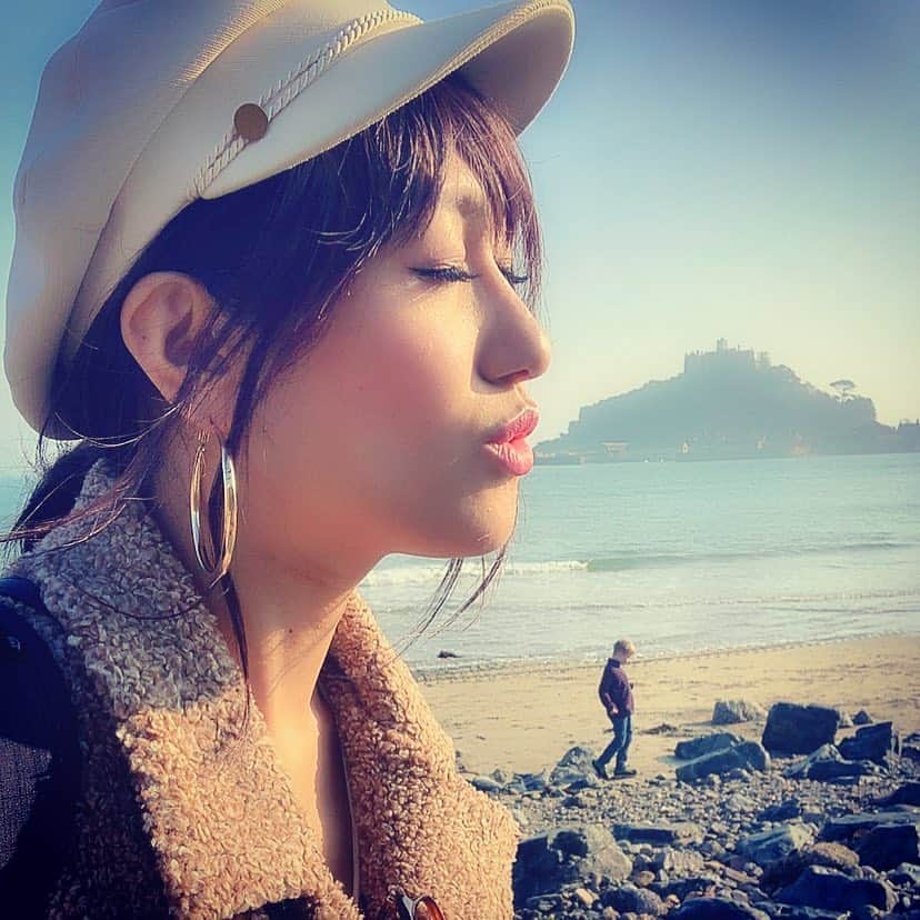 片桐舞子さんのインスタグラム写真 - (片桐舞子Instagram)「Kiss💋🏰⛰🏝🌞 . #stmichaelsmount #セントマイケルズマウント #イギリスパワースポット #日本人うちらしかいなかった #キスしてパワー吸入 #掃除機か！ #ダイソンか！」2月27日 23時51分 - mays_maiko